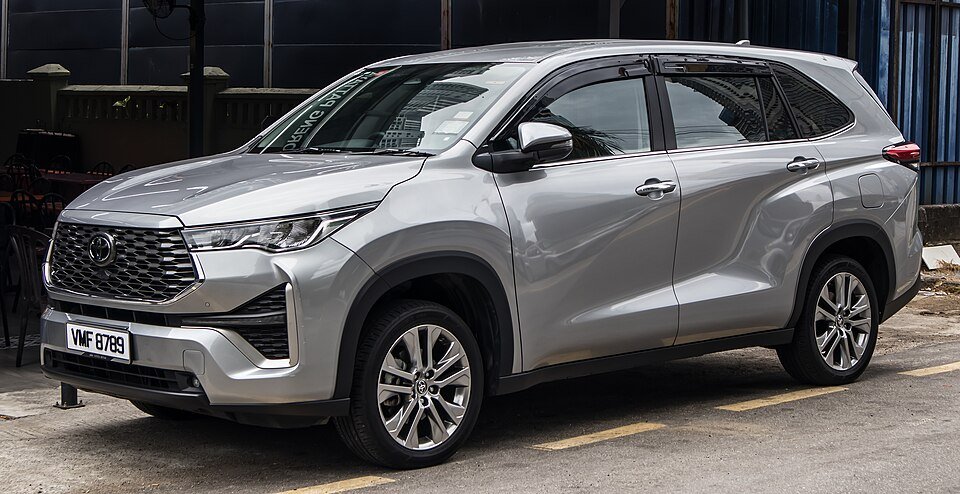 Sewa Toyota Innova Zenix Hybrid Batam